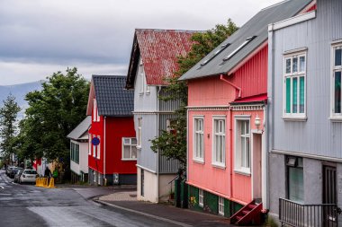 Reykjavik, İzlanda - 28 Temmuz 2024: Renkli binalarla tarihi şehir manzarası 
