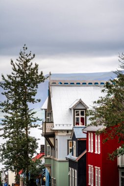 Reykjavik, İzlanda - 28 Temmuz 2024: Renkli binalarla tarihi şehir manzarası 