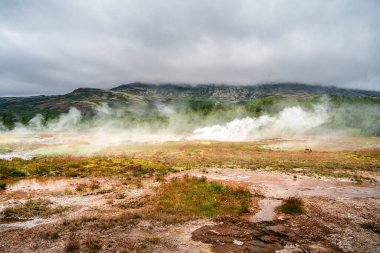Yaz mevsiminde İzlanda 'da Geysir manzarası