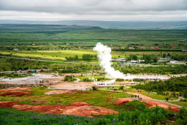 Yaz mevsiminde İzlanda 'da Geysir manzarası