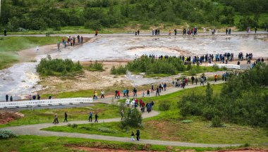 Yaz mevsiminde İzlanda 'da Geysir manzarası