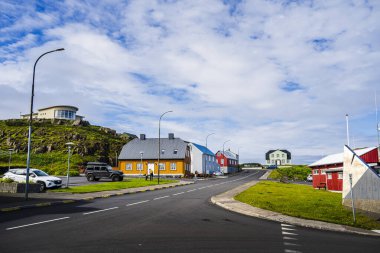 Stykkisholmur, İzlanda - 20 Temmuz 2024: Yazın Picturesque limanı, HDR Image