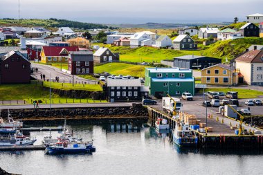 Stykkisholmur, İzlanda - 20 Temmuz 2024: Yazın Picturesque limanı, HDR Image