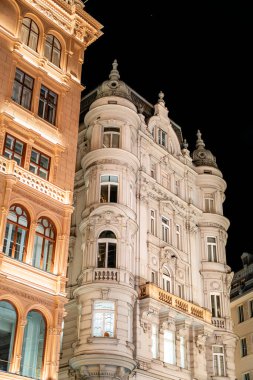 Viyana, Avusturya - 24 Kasım 2024: Eski güzel şehrin Noel manzarası