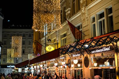 Viyana, Avusturya - 24 Kasım 2024: Eski güzel şehrin Noel manzarası