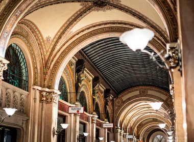 Viyana, Avusturya - 24 Kasım 2024: Eski güzel şehrin Noel manzarası