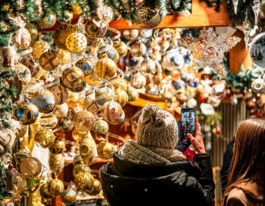 Viyana, Avusturya - 24 Kasım 2024: Eski güzel şehrin Noel manzarası