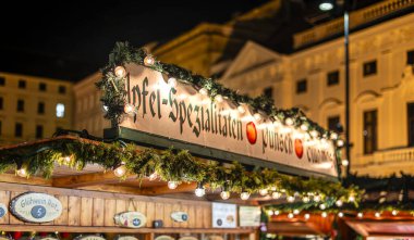 Viyana, Avusturya - 24 Kasım 2024: Eski güzel şehrin Noel manzarası