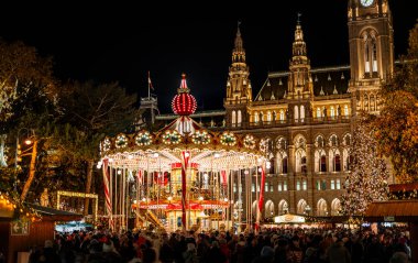 Viyana, Avusturya - 24 Kasım 2024: Eski güzel şehrin Noel manzarası