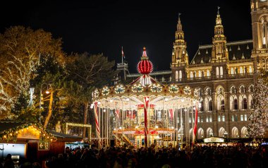 Viyana, Avusturya - 24 Kasım 2024: Eski güzel şehrin Noel manzarası