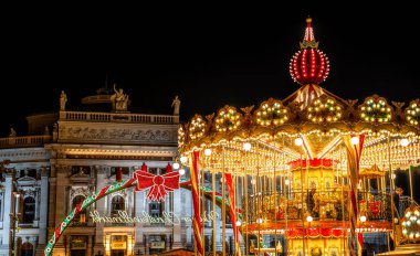 Viyana, Avusturya - 24 Kasım 2024: Eski güzel şehrin Noel manzarası