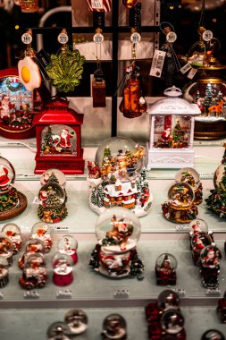 Viyana, Avusturya - 24 Kasım 2024: Eski güzel şehrin Noel manzarası