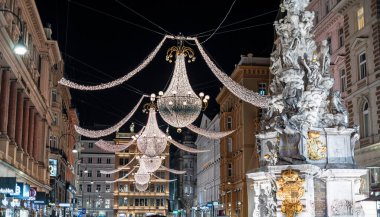 Viyana, Avusturya - 24 Kasım 2024: Geceleri güzel eski kasaba manzarası