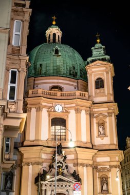 Viyana, Avusturya - 24 Kasım 2024: Geceleri güzel eski kasaba manzarası