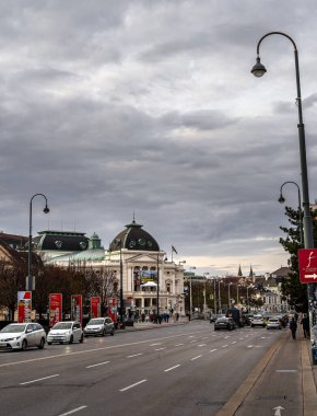 Viyana, Avusturya - 24 Kasım 2024: Geceleri güzel eski kasaba manzarası