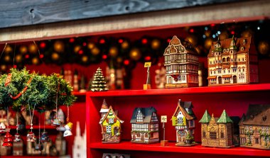 Viyana, Avusturya - 24 Kasım 2024: Geceleri güzel eski kasaba manzarası