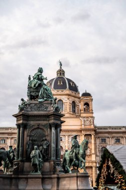 Viyana, Avusturya - 24 Kasım 2024: Geceleri güzel eski kasaba manzarası