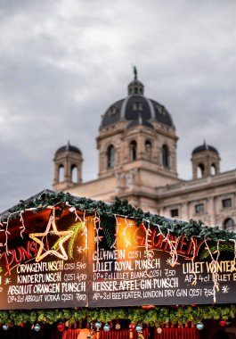 Viyana, Avusturya - 24 Kasım 2024: Geceleri güzel eski kasaba manzarası