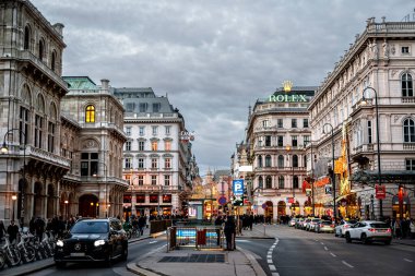 Viyana, Avusturya - 24 Kasım 2024: Geceleri güzel eski kasaba manzarası