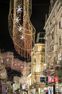 Viyana, Avusturya - 24 Kasım 2024: Geceleri güzel eski kasaba manzarası