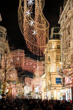 Viyana, Avusturya - 24 Kasım 2024: Geceleri güzel eski kasaba manzarası