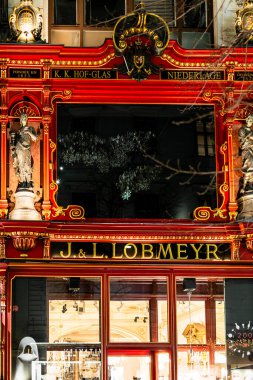 Viyana, Avusturya - 24 Kasım 2024: Geceleri güzel eski kasaba manzarası