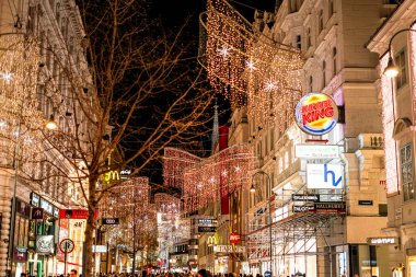 Viyana, Avusturya - 24 Kasım 2024: Geceleri güzel eski kasaba manzarası