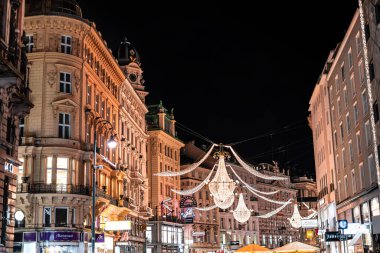 Viyana, Avusturya - 24 Kasım 2024: Geceleri güzel eski kasaba manzarası