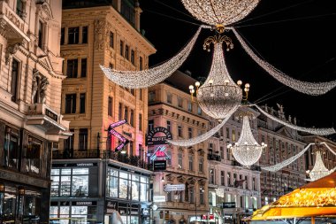 Viyana, Avusturya - 24 Kasım 2024: Geceleri güzel eski kasaba manzarası