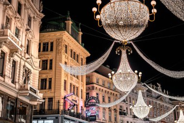 Viyana, Avusturya - 24 Kasım 2024: Geceleri güzel eski kasaba manzarası