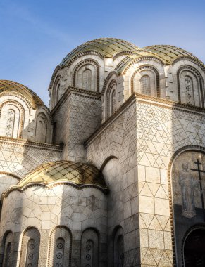 Üsküp, Makedonya - 10 Ekim 2024: Sonbaharda tarihi kent merkezi manzarası