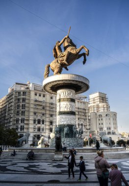Üsküp, Makedonya - 10 Ekim 2024: Sonbaharda tarihi kent merkezi manzarası