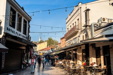 Üsküp, Makedonya - 10 Ekim 2024: Sonbaharda tarihi kent merkezi manzarası