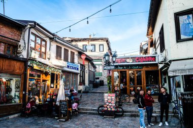 Üsküp, Makedonya - 10 Ekim 2024: Sonbaharda tarihi kent merkezi manzarası