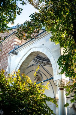 Üsküp, Makedonya - 10 Ekim 2024: Sonbaharda tarihi kent merkezi manzarası