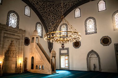 Üsküp, Makedonya - 10 Ekim 2024: Sonbaharda tarihi kent merkezi manzarası