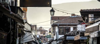 Üsküp, Makedonya - 10 Ekim 2024: Sonbaharda tarihi kent merkezi manzarası