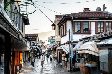 Üsküp, Makedonya - 10 Ekim 2024: Sonbaharda tarihi kent merkezi manzarası