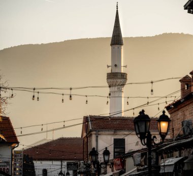 Üsküp, Makedonya - 10 Ekim 2024: Sonbaharda tarihi kent merkezi manzarası