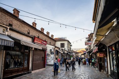 Üsküp, Makedonya - 10 Ekim 2024: Sonbaharda tarihi kent merkezi manzarası