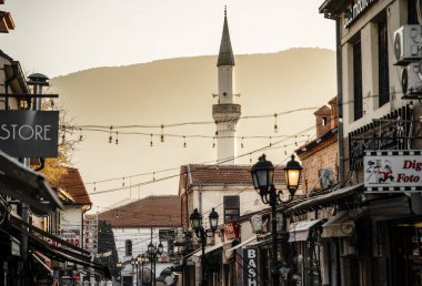 Üsküp, Makedonya - 10 Ekim 2024: Sonbaharda tarihi kent merkezi manzarası