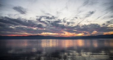 Ohri Gölü 'nün gece manzarası, Kuzey Makedonya