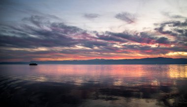 Ohri Gölü 'nün gece manzarası, Kuzey Makedonya