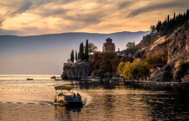 Ohri, Kuzey Makedonya - 23 Ekim 2024: Günbatımında tarihi kent merkezi, HDR Görüntü