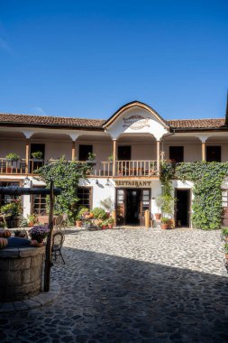 Korca, Arnavutluk - 22 Ekim 2024: Güneşli havalarda tarihi kentin manzarası