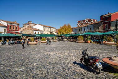 Korca, Arnavutluk - 22 Ekim 2024: Güneşli havalarda tarihi kentin manzarası