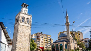 Korca, Arnavutluk - 22 Ekim 2024: Güneşli havalarda tarihi kentin manzarası