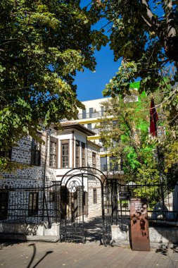 Korca, Arnavutluk - 22 Ekim 2024: Güneşli havalarda tarihi kentin manzarası
