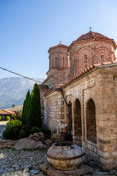 Kuzey Makedonya 'daki Aziz Naum Manastırı manzarası