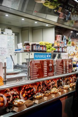 Timisoara, Romanya - 10 Aralık 2024: Yılbaşı zamanı tarihi merkez